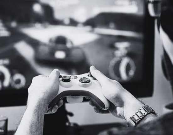 Playing video games is killing hearing ability: WHO