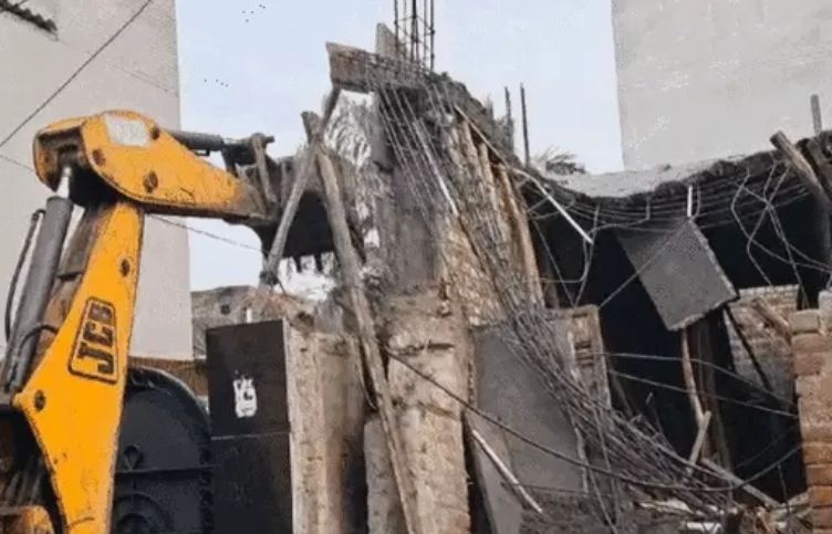 Action of Jalandhar Corporation in Green Model-Town: Commercial building built in residential area demolished; Illegal construction was going on even after the notice