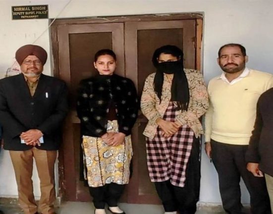A woman who took a bribe of Rs 20,000 to settle a marriage dispute in the police station was arrested by the Vigilance Bureau.