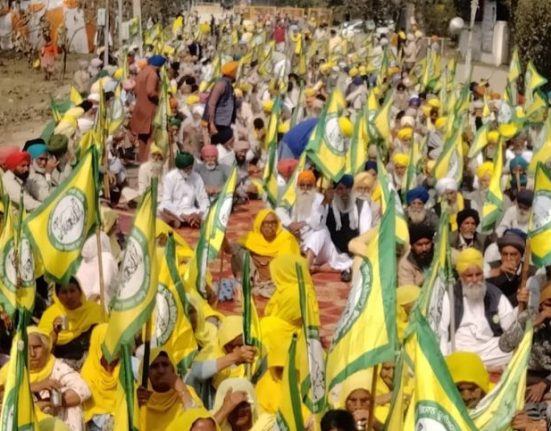 21 Thousands of farmers stood in two-day dharna for free toll