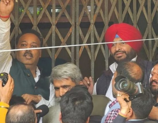 A case has been registered against MP Ravneet Bittu and former minister Ashu, action has been taken in the case of locking the municipal corporation.