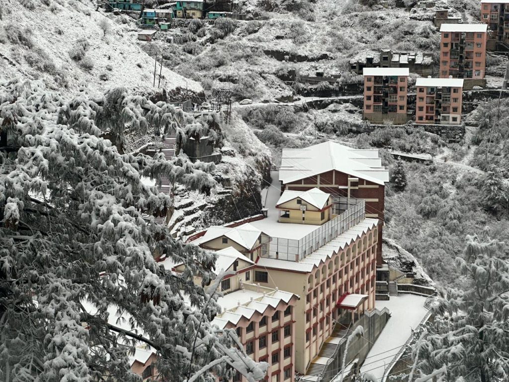 Khalas tv, Exclusive Photos, Heavy snowfall, Himachal Pradesh, Himachal Heavy snowfall , Khalas tv photos, punjab, india, weather updates, ਹਿਮਾਚਲ ਪ੍ਰਦੇਸ਼ ਵਿੱਚ ਬਰਫਵਾਰੀ, हिमाचल प्रदेश में बर्फबारी