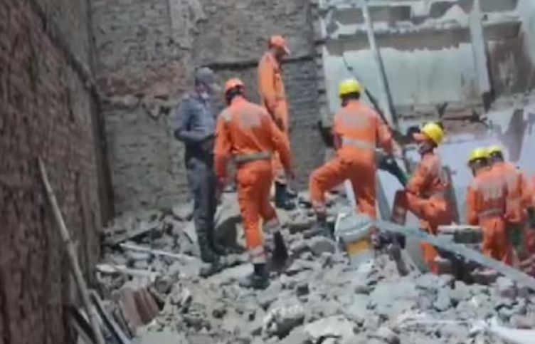 Under construction building collapsed in Delhi, 2 people died due to being buried in the debris, one youth was seriously injured.
