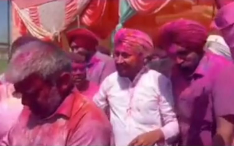 Former CM Channi dressed in the colors of Holi, the migrant community celebrated Holi