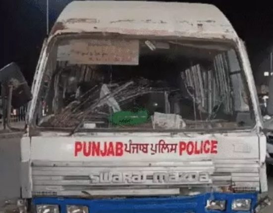 In Ludhiana, the brakes of the Punjab police bus failed, the bus crashed into a liquor store, there was an outcry.
