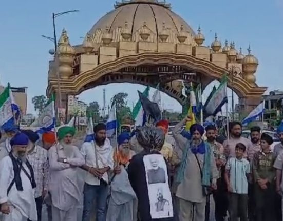 The Kisan Mazdoor Sangharsh Committee took to the streets against the decision to dissolve 26 market committees, the effigy of the Punjab government was blown up.