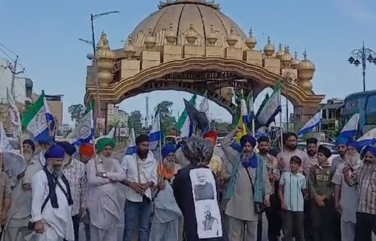 The Kisan Mazdoor Sangharsh Committee took to the streets against the decision to dissolve 26 market committees, the effigy of the Punjab government was blown up.