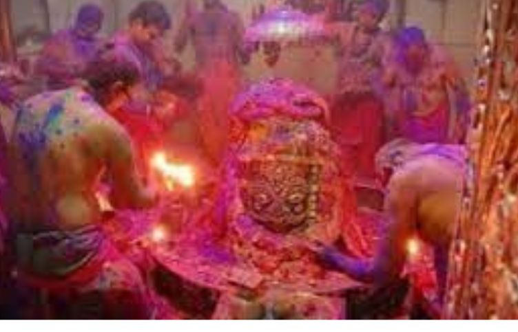 A fire broke out in the sanctum sanctorum of Ujjain's Mahakal temple, 13 people were burnt