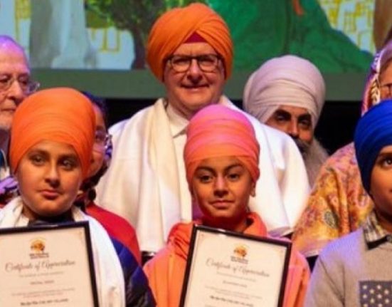 Australian PM Anthony celebrated Baisakhi with Sikhs, wearing turban on his head...