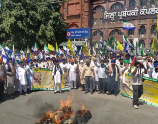 Gathering of thousands of farmers in front of DC offices: effigy of Modi government blown up