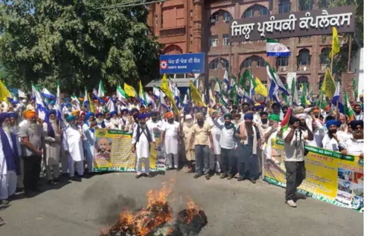 Gathering of thousands of farmers in front of DC offices: effigy of Modi government blown up